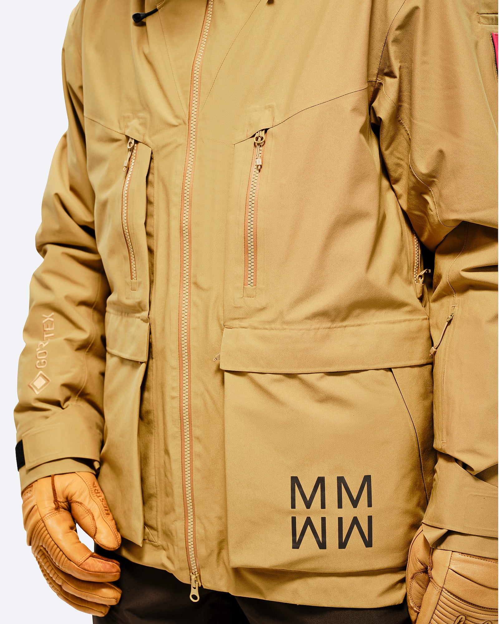The 100 %seam taped 2-layer GORE-TEX Stretch fabric provides ultimate waterproof, windproof and breathable protection. Handwarmer pocket.
Marcel Mountain Work Wear signature print.
Handwarmer pocket. card image