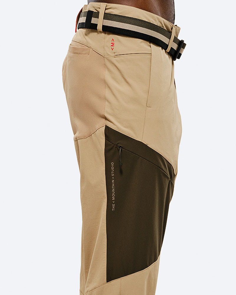 Leg pocket in contrast color.
2 hand pockets.
Mobile phone side pocket with zip. card image