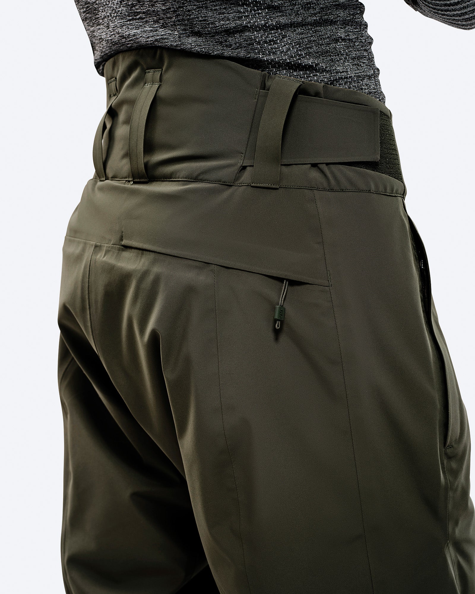 Laminierter Cordura, 600D Abriebschutz, Ergonomisches 3D-Verstellsystem an der Taille, um den Bund für eine optimale Passform nah an den Rücken zu bringen. card image