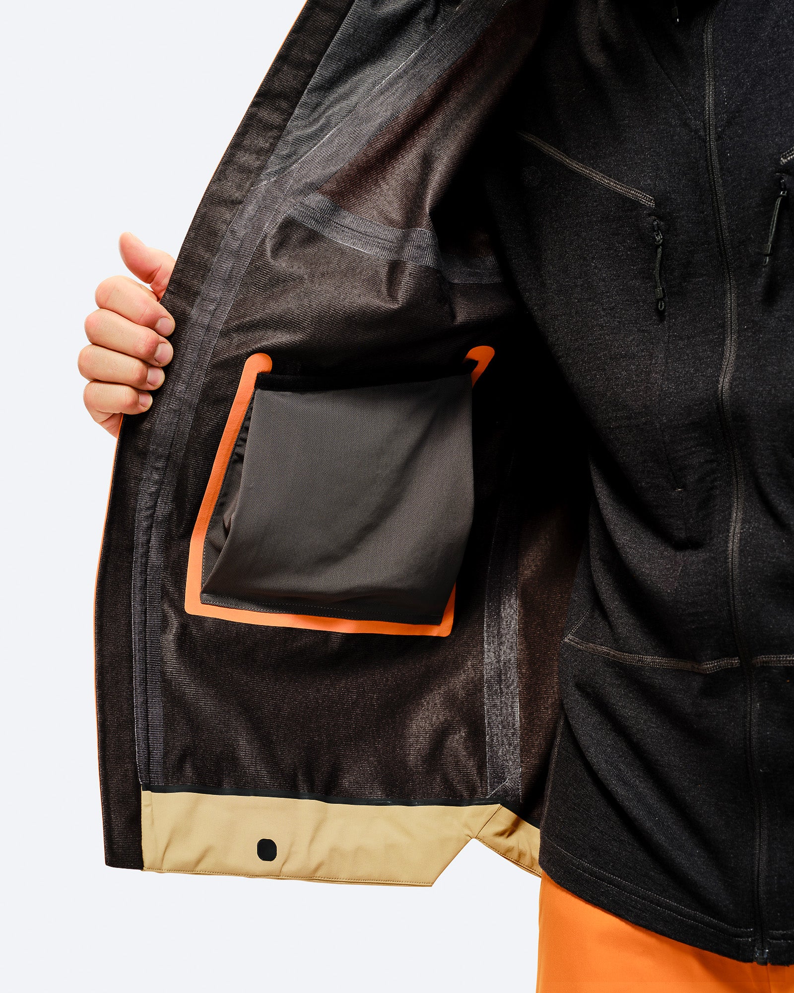 3L GORE-TEX Material mit weicher Rückseite für mehr Wärme,
2 Fronttaschen, Unterarmbelüftung
Kinnschutz. card image