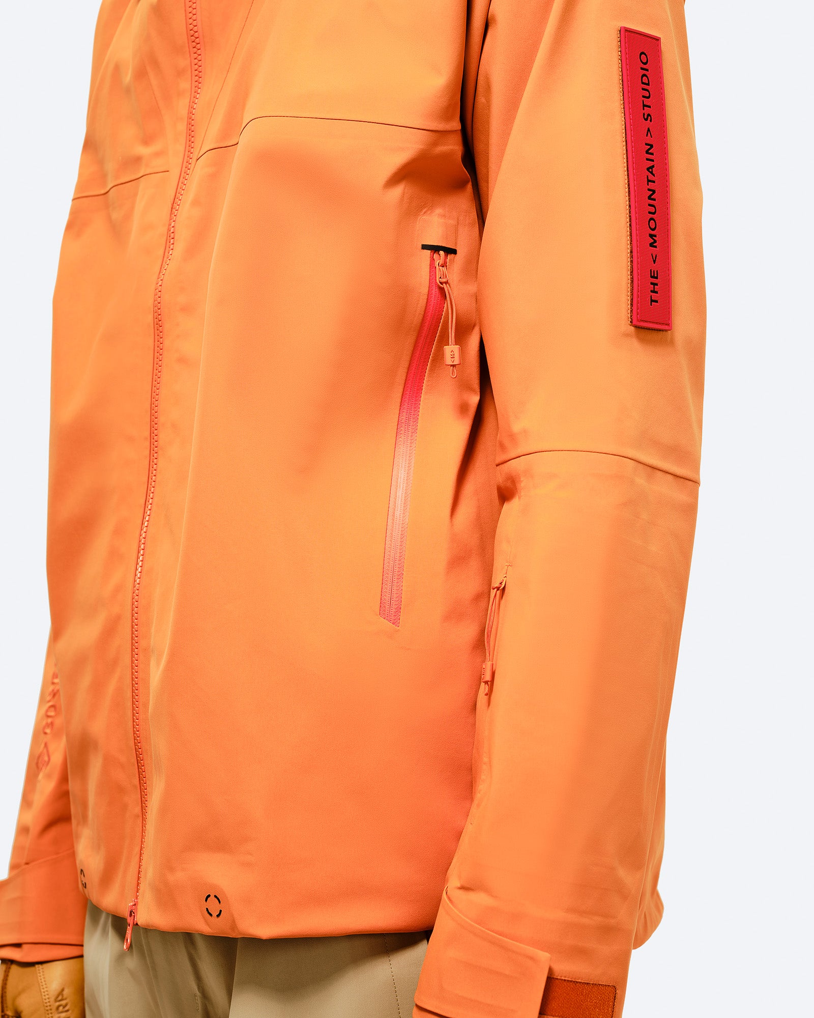 2 Fronttaschen,
Skipasstasche am Ärmel,
Abnehmbarer vertikaler Logopatch, YKK Aquaguard Reißverschlüsse
2-Wege-Frontreißverschluss. card image