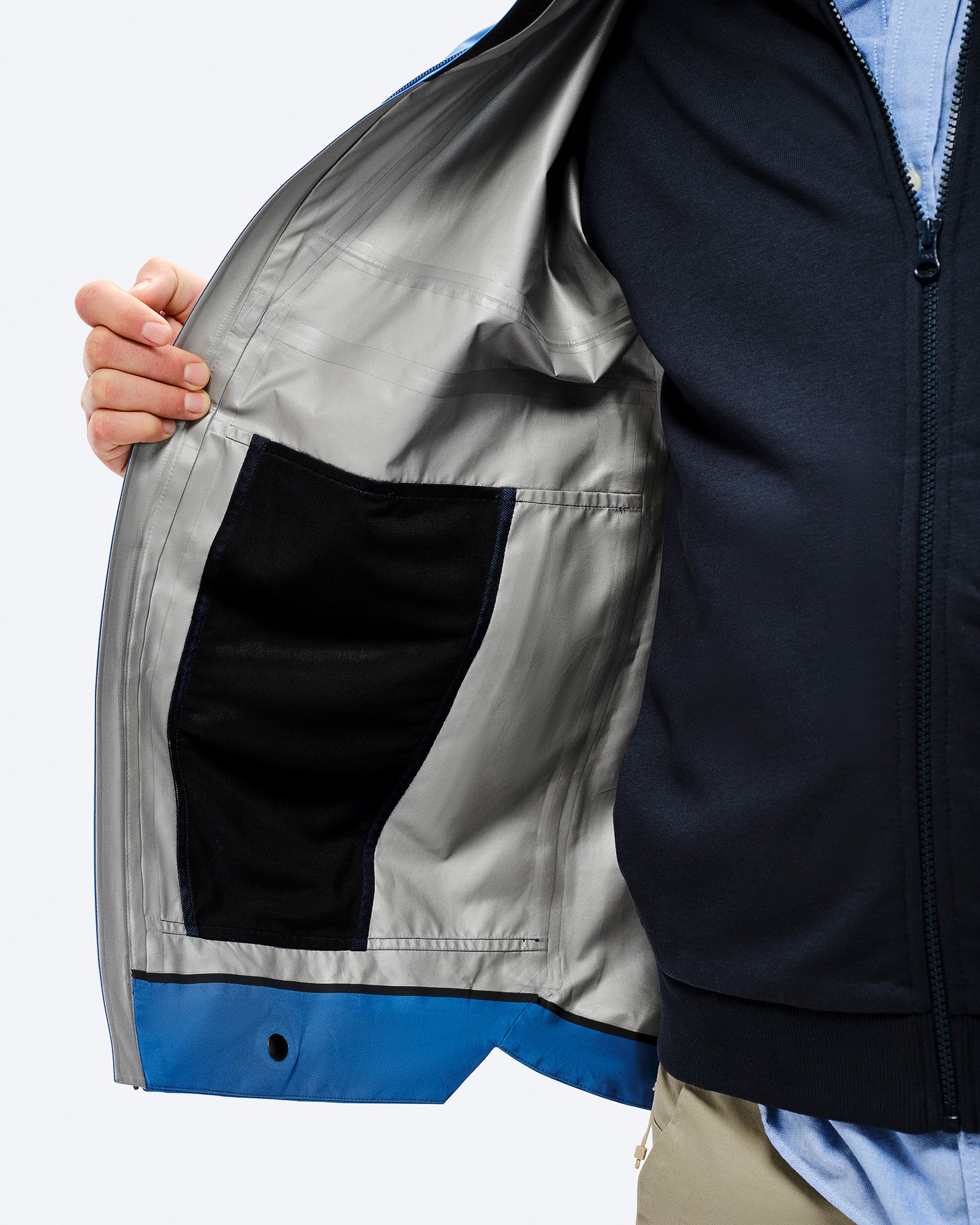Zwei Brusttaschen mit Netzstoff, was zusätzlich für Belüftung sorgt card image