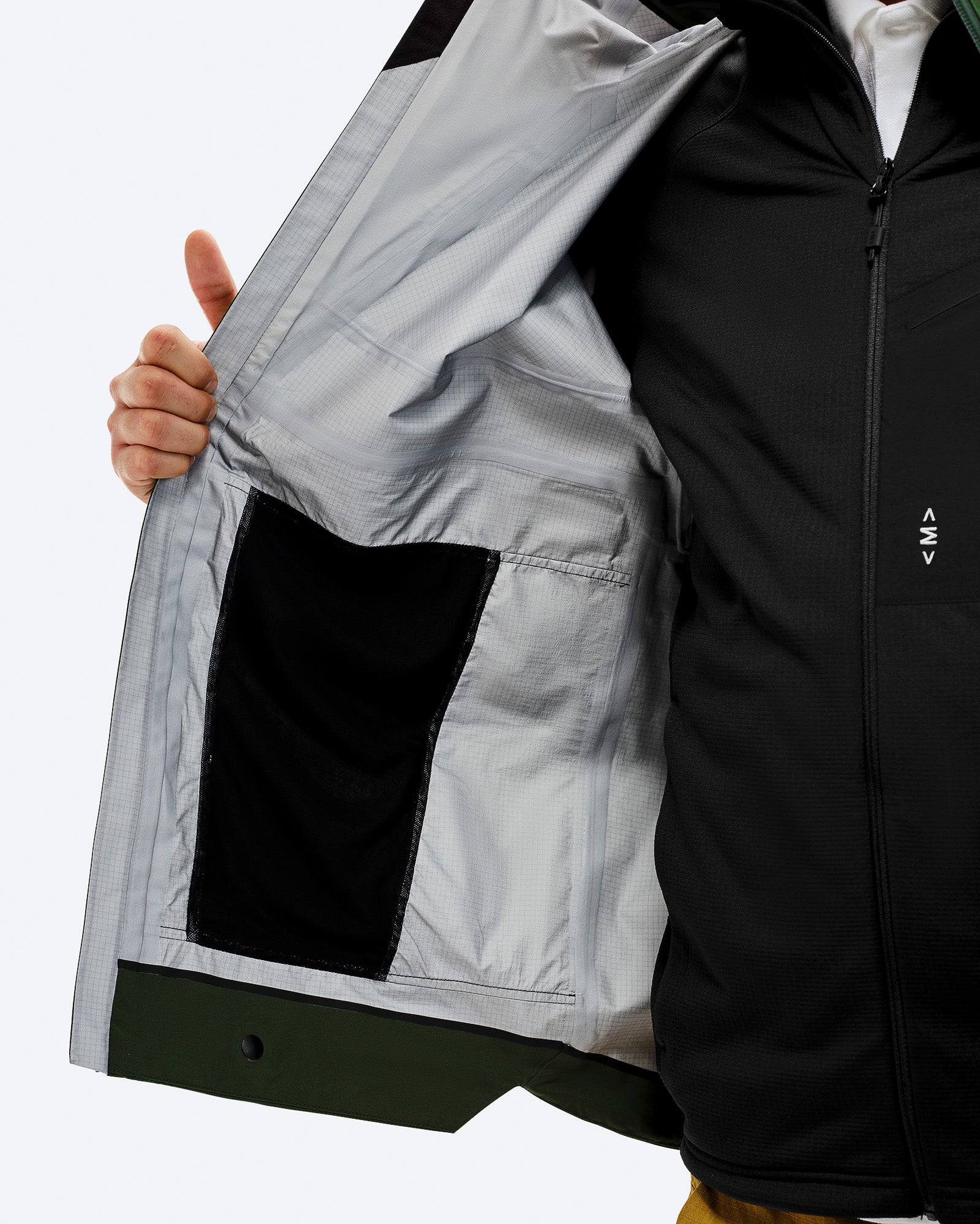 Zwei Brusttaschen mit Netzstoff, was zusätzlich für Belüftung sorgt card image