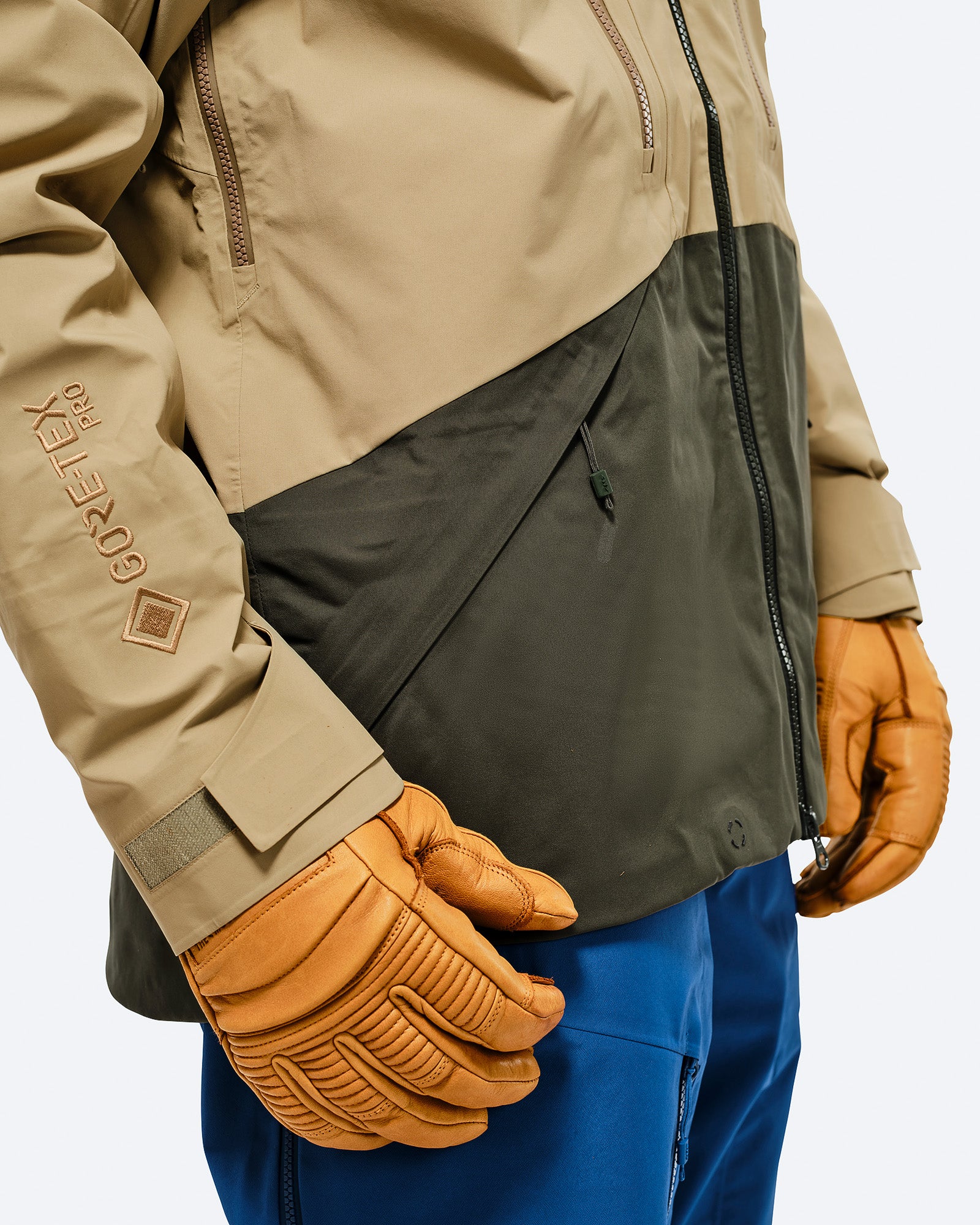 The 100 % seam taped 3-layer GORE-TEX® Pro provides ultimate waterproof, 
windproof and breathable protection.
Hand warmer pockets card image
